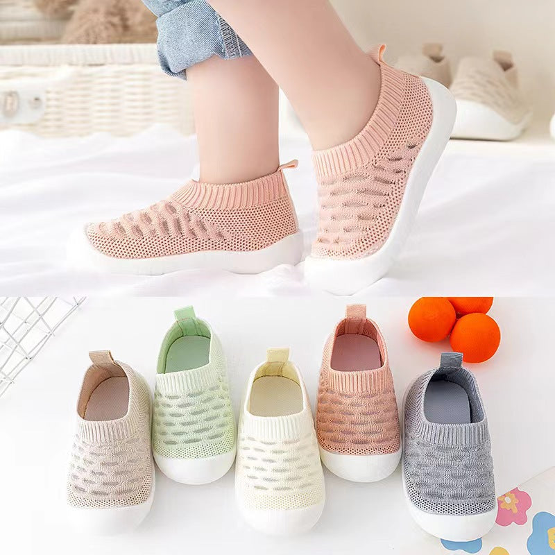 "Gestrickte Baby-Barefoot-Sockenschuhe, atmungsaktiv, rutschfest, in Grau. Flexibles, bequemes Design für kleine Füße."