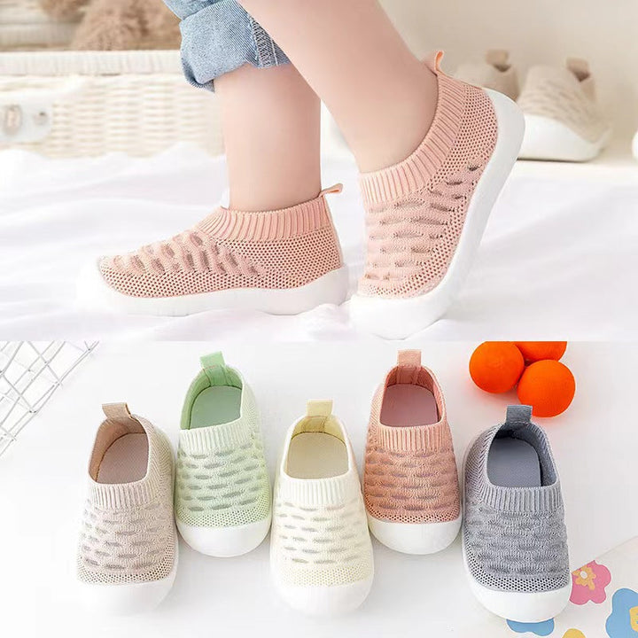 "Gestrickte Baby-Barefoot-Sockenschuhe, atmungsaktiv, rutschfest, in Grau. Flexibles, bequemes Design für kleine Füße."