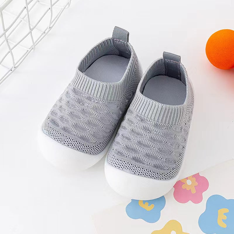 "Gestrickte Baby-Barefoot-Sockenschuhe, atmungsaktiv, rutschfest, in Grau. Flexibles, bequemes Design für kleine Füße."