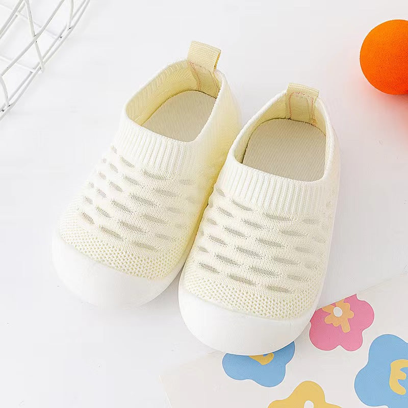"Gestrickte Baby-Barefoot-Sockenschuhe, atmungsaktiv, rutschfest, in Grau. Flexibles, bequemes Design für kleine Füße."