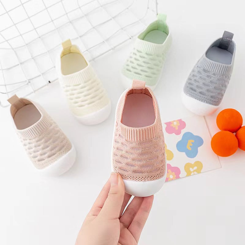 "Gestrickte Baby-Barefoot-Sockenschuhe, atmungsaktiv, rutschfest, in Grau. Flexibles, bequemes Design für kleine Füße."