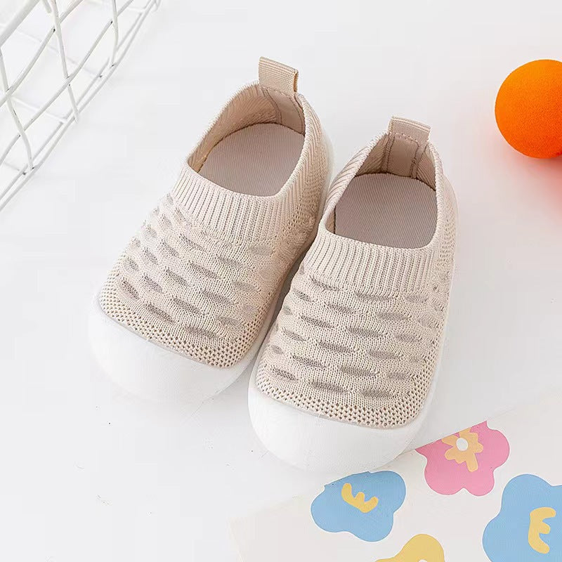 "Gestrickte Baby-Barefoot-Sockenschuhe, atmungsaktiv, rutschfest, in Grau. Flexibles, bequemes Design für kleine Füße."