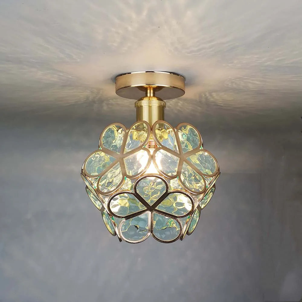 "Glas-Deckenleuchte mit Blumenmuster in Rosa, künstlerisches Design, stilvolles Lichtobjekt für elegante Raumgestaltung"