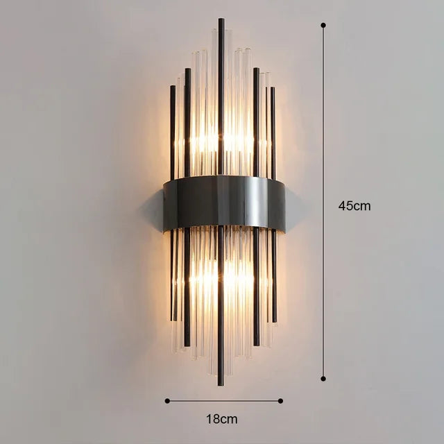 Goldene LED Wandleuchte mit modernem Design und Kristallakzenten, perfekt für stilvolle Innenbeleuchtung im Wohnzimmer.