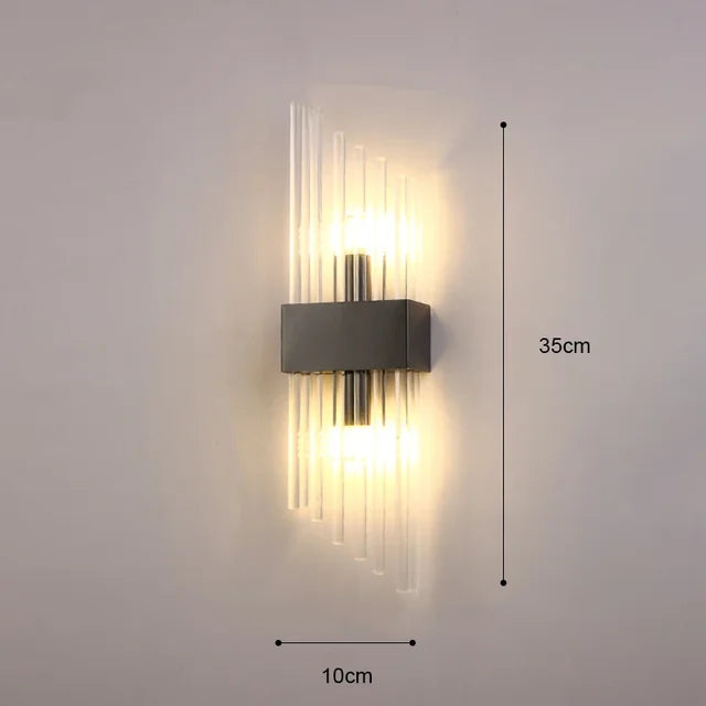 Goldene LED Wandleuchte mit modernem Design und Kristallakzenten, perfekt für stilvolle Innenbeleuchtung im Wohnzimmer.
