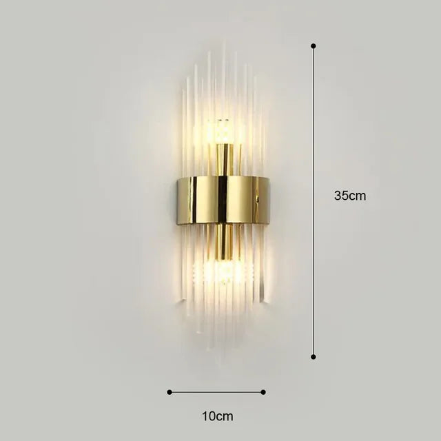 Goldene LED Wandleuchte mit modernem Design und Kristallakzenten, perfekt für stilvolle Innenbeleuchtung im Wohnzimmer.