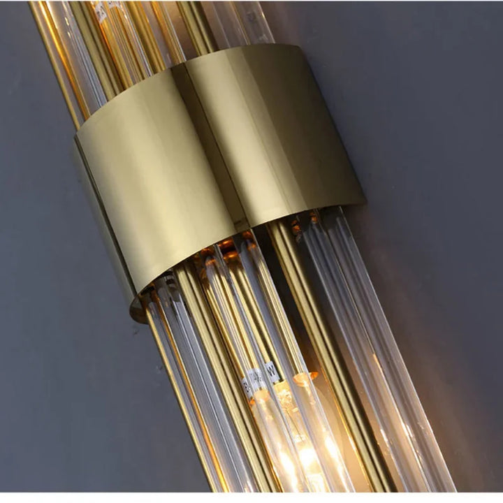 Goldene LED Wandleuchte mit modernem Design und Kristallakzenten, perfekt für stilvolle Innenbeleuchtung im Wohnzimmer.