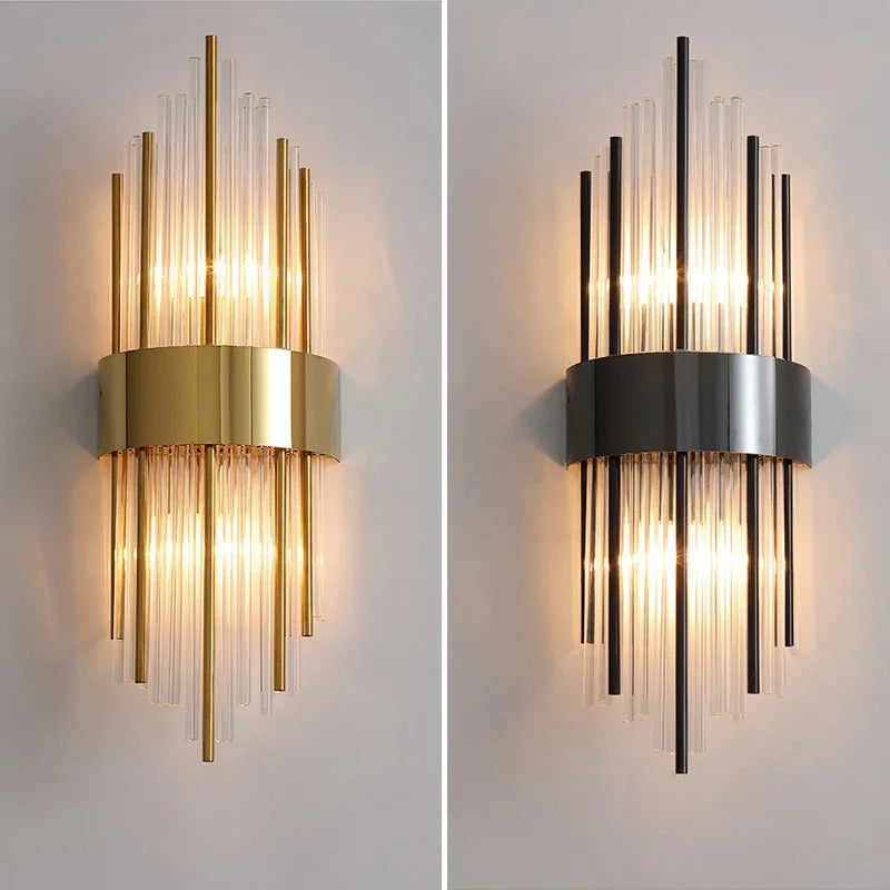 Goldene LED Wandleuchte mit modernem Design und Kristallakzenten, perfekt für stilvolle Innenbeleuchtung im Wohnzimmer.