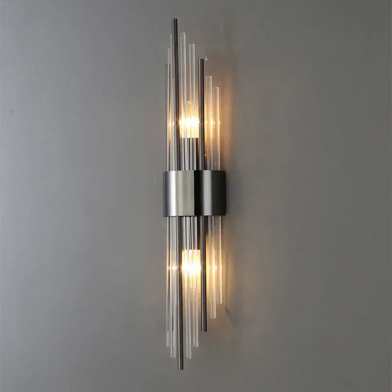 Goldene LED Wandleuchte mit modernem Design und Kristallakzenten, perfekt für stilvolle Innenbeleuchtung im Wohnzimmer.