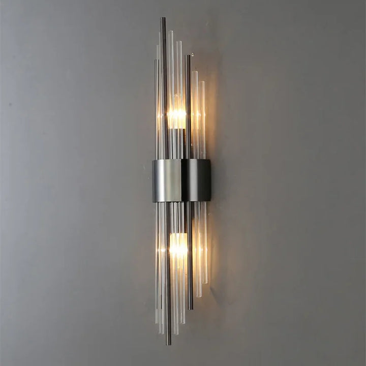 Goldene LED Wandleuchte mit modernem Design und Kristallakzenten, perfekt für stilvolle Innenbeleuchtung im Wohnzimmer.