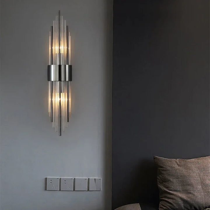 Goldene LED Wandleuchte mit modernem Design und Kristallakzenten, perfekt für stilvolle Innenbeleuchtung im Wohnzimmer.