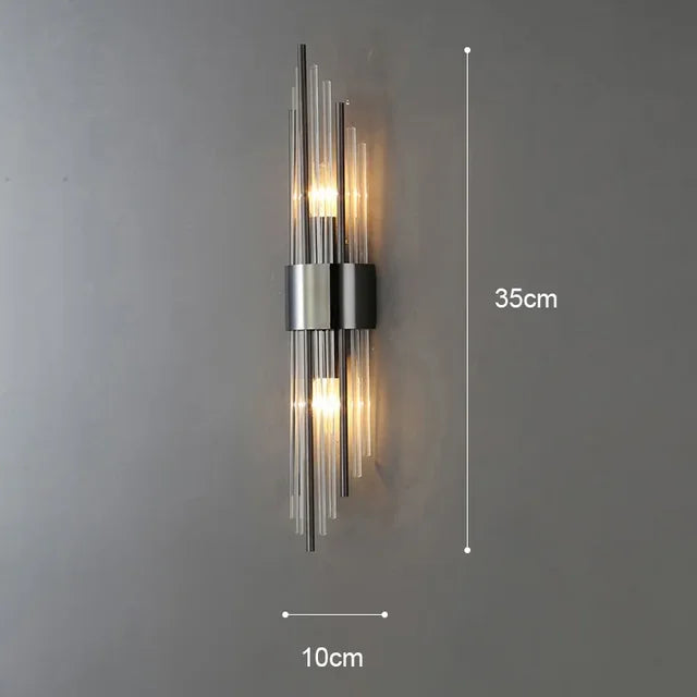 Goldene LED Wandleuchte mit modernem Design und Kristallakzenten, perfekt für stilvolle Innenbeleuchtung im Wohnzimmer.