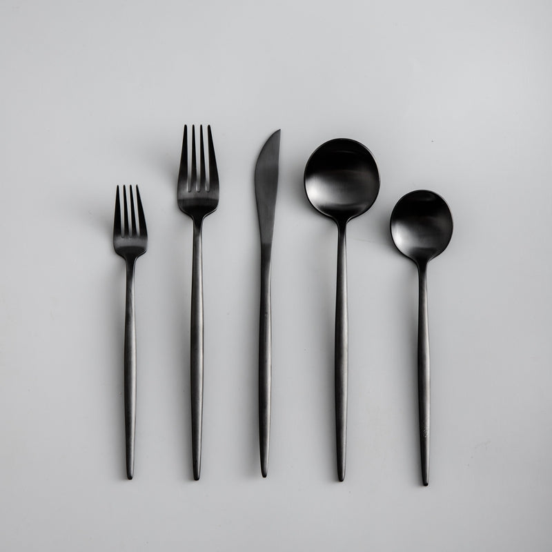 "Goldenes Edelstahl-Besteckset mit elegantem minimalistischen Design, ideal für moderne Tischdekorationen."