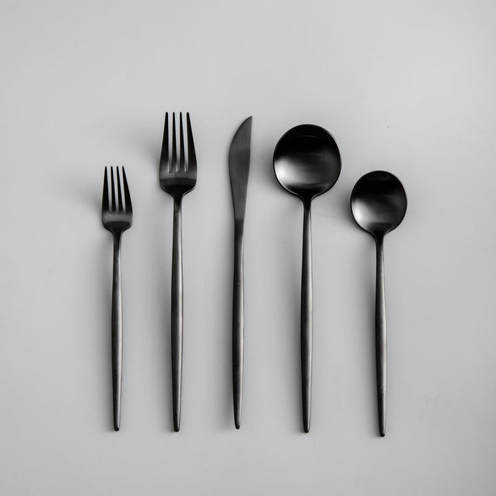 "Goldenes Edelstahl-Besteckset mit elegantem minimalistischen Design, ideal für moderne Tischdekorationen."