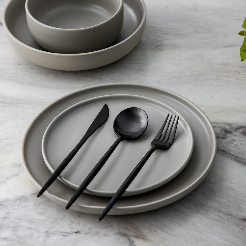 "Goldenes Edelstahl-Besteckset mit elegantem minimalistischen Design, ideal für moderne Tischdekorationen."