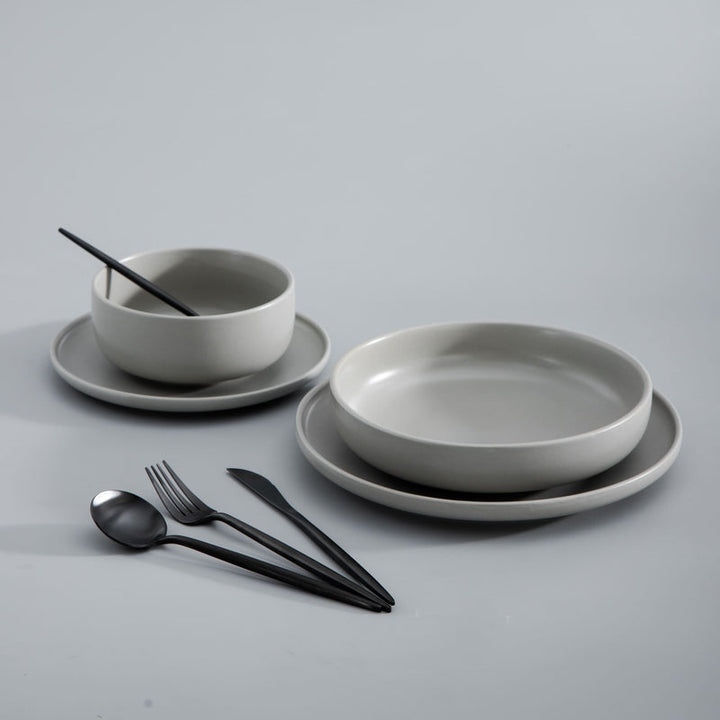"Goldenes Edelstahl-Besteckset mit elegantem minimalistischen Design, ideal für moderne Tischdekorationen."