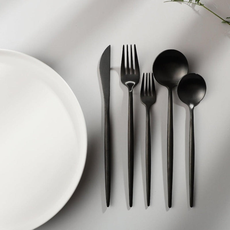 "Goldenes Edelstahl-Besteckset mit elegantem minimalistischen Design, ideal für moderne Tischdekorationen."