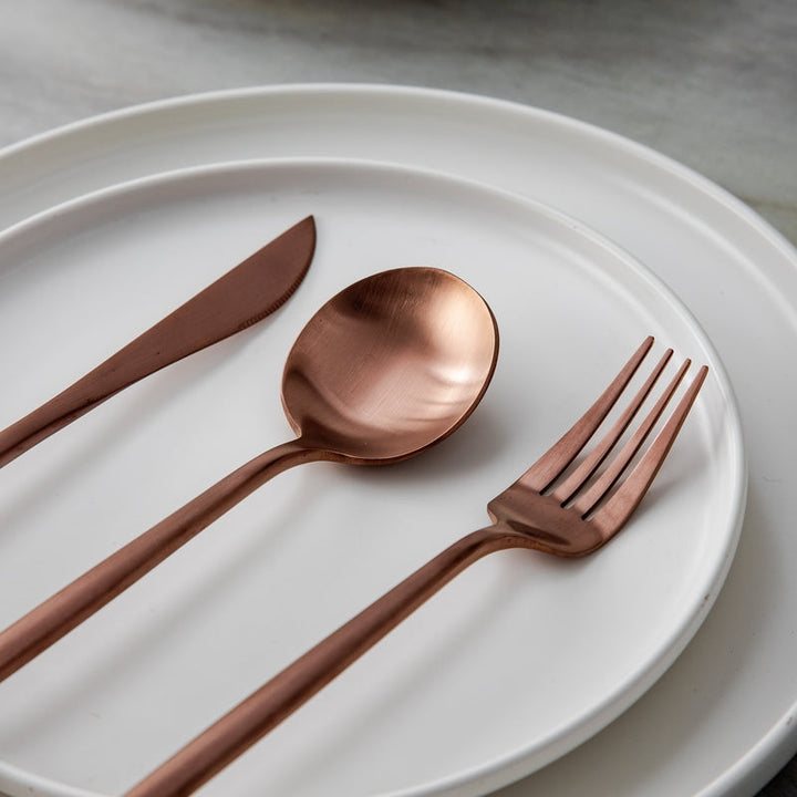 "Goldenes Edelstahl-Besteckset mit elegantem minimalistischen Design, ideal für moderne Tischdekorationen."