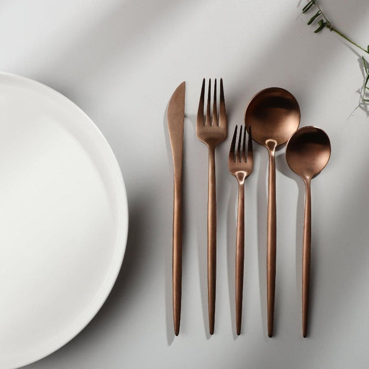"Goldenes Edelstahl-Besteckset mit elegantem minimalistischen Design, ideal für moderne Tischdekorationen."