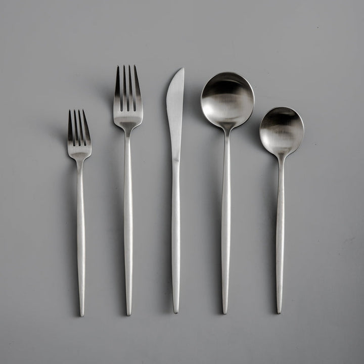 "Goldenes Edelstahl-Besteckset mit elegantem minimalistischen Design, ideal für moderne Tischdekorationen."