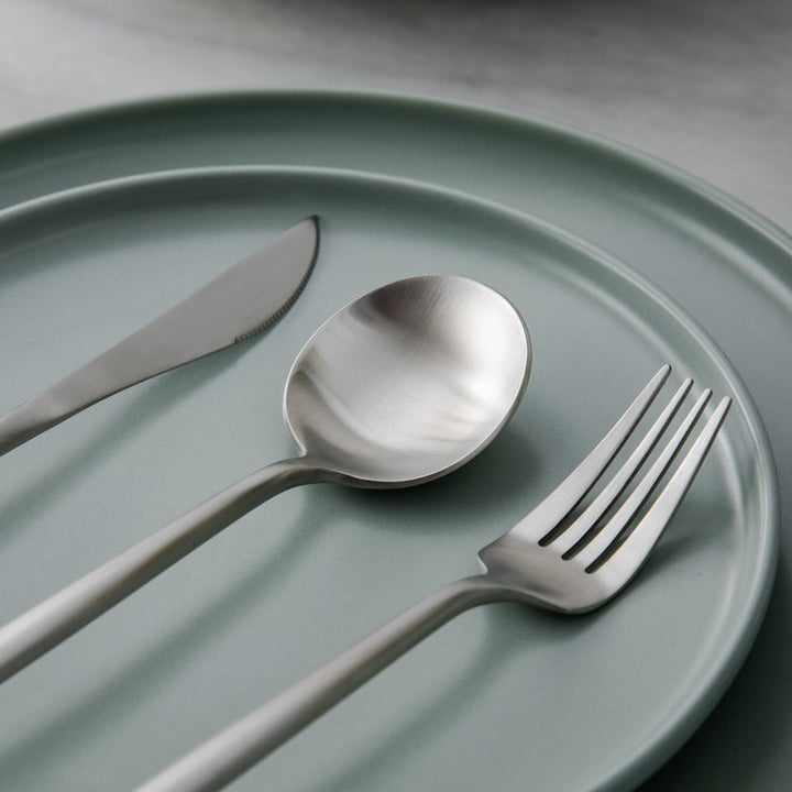 "Goldenes Edelstahl-Besteckset mit elegantem minimalistischen Design, ideal für moderne Tischdekorationen."