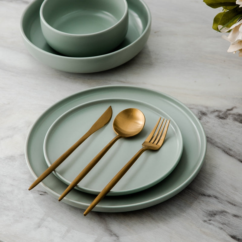 "Goldenes Edelstahl-Besteckset mit elegantem minimalistischen Design, ideal für moderne Tischdekorationen."