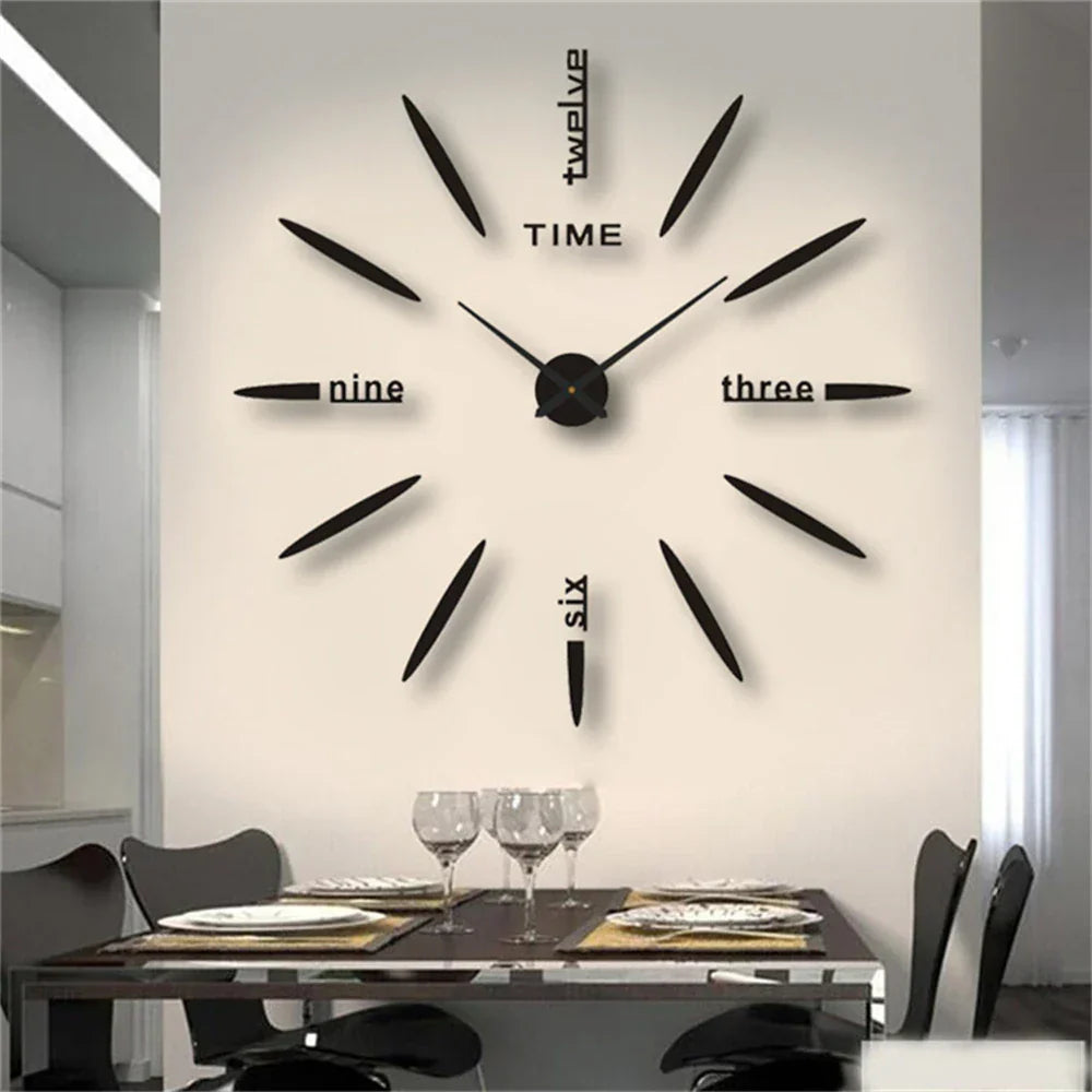 "Große Acryl Wanduhr mit Spiegeloptik, modernem Design, glatten Oberflächen und klaren Linien für Wohnzimmer-Dekor."