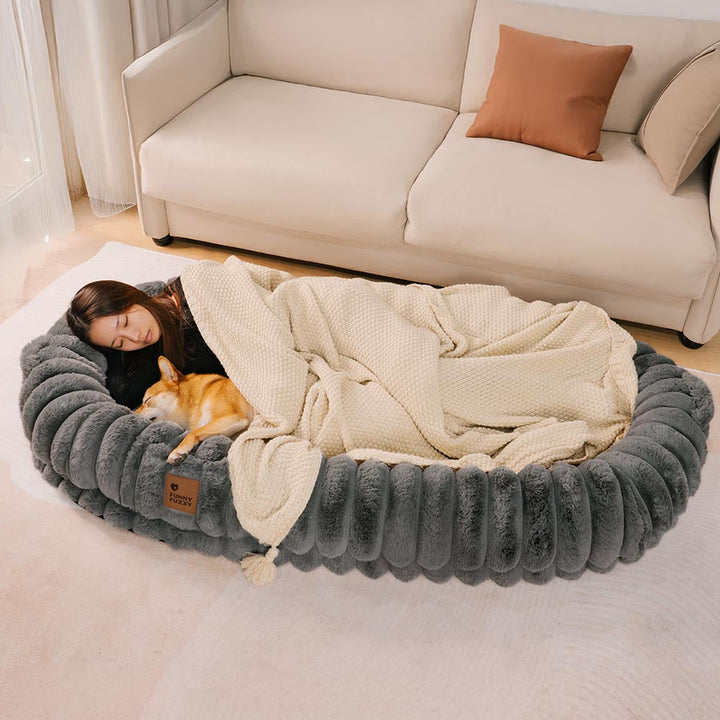 "Großes orthopädisches Mensch-Hund-Bett in flauschigem Beige mit weichen Nackenrollen für maximalen Komfort und Unterstützung