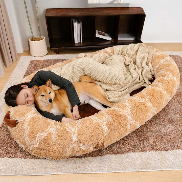 "Großes orthopädisches Mensch-Hund-Bett in flauschigem Beige mit weichen Nackenrollen für maximalen Komfort und Unterstützung