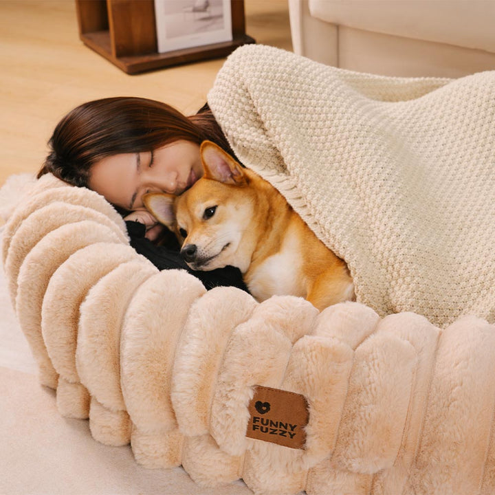 "Großes orthopädisches Mensch-Hund-Bett in flauschigem Beige mit weichen Nackenrollen für maximalen Komfort und Unterstützung
