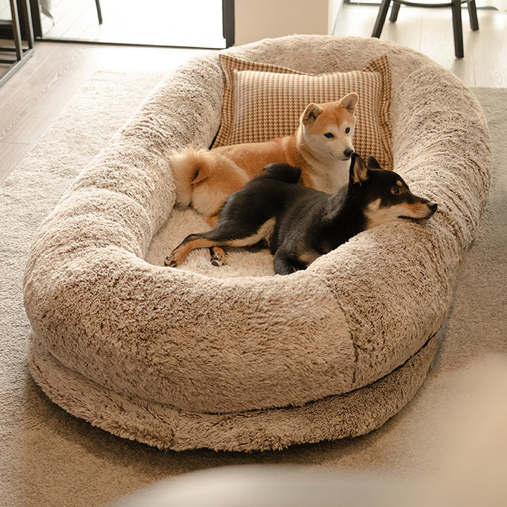 "Großes orthopädisches Mensch-Hund-Bett in flauschigem Beige mit weichen Nackenrollen für maximalen Komfort und Unterstützung