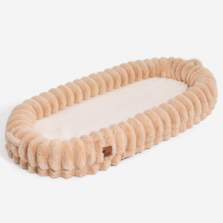 "Großes orthopädisches Mensch-Hund-Bett in flauschigem Beige mit weichen Nackenrollen für maximalen Komfort und Unterstützung