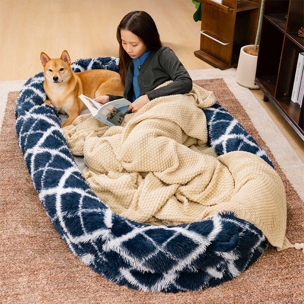 "Großes orthopädisches Mensch-Hund-Bett in flauschigem Beige mit weichen Nackenrollen für maximalen Komfort und Unterstützung