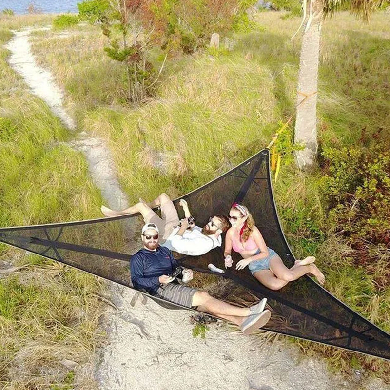 "Großzügige grüne Mehrpersonen-Hängematte im Wald für Camping & Familienabenteuer, perfekt für Naturerlebnisse."