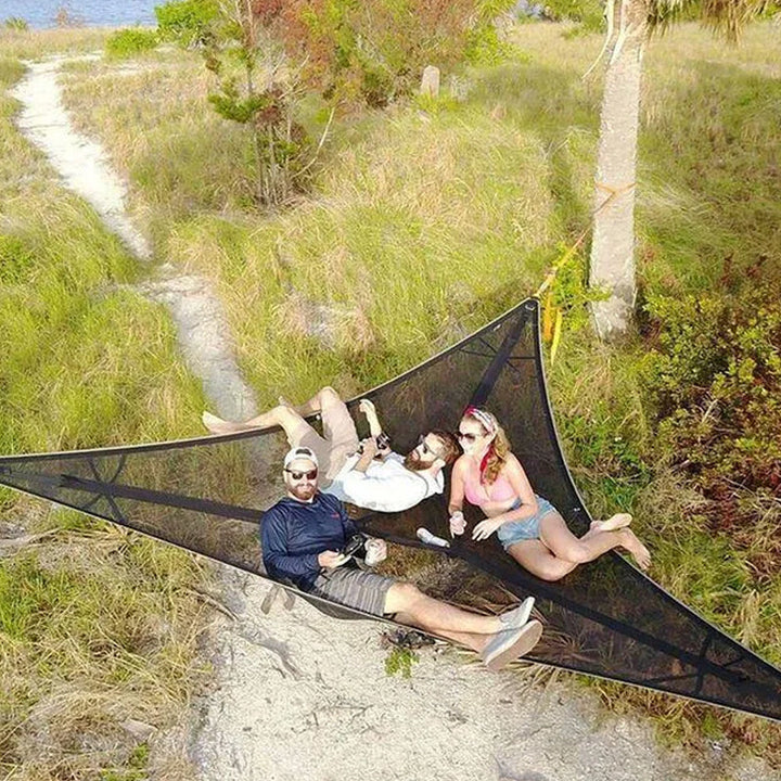 "Großzügige grüne Mehrpersonen-Hängematte im Wald für Camping & Familienabenteuer, perfekt für Naturerlebnisse."