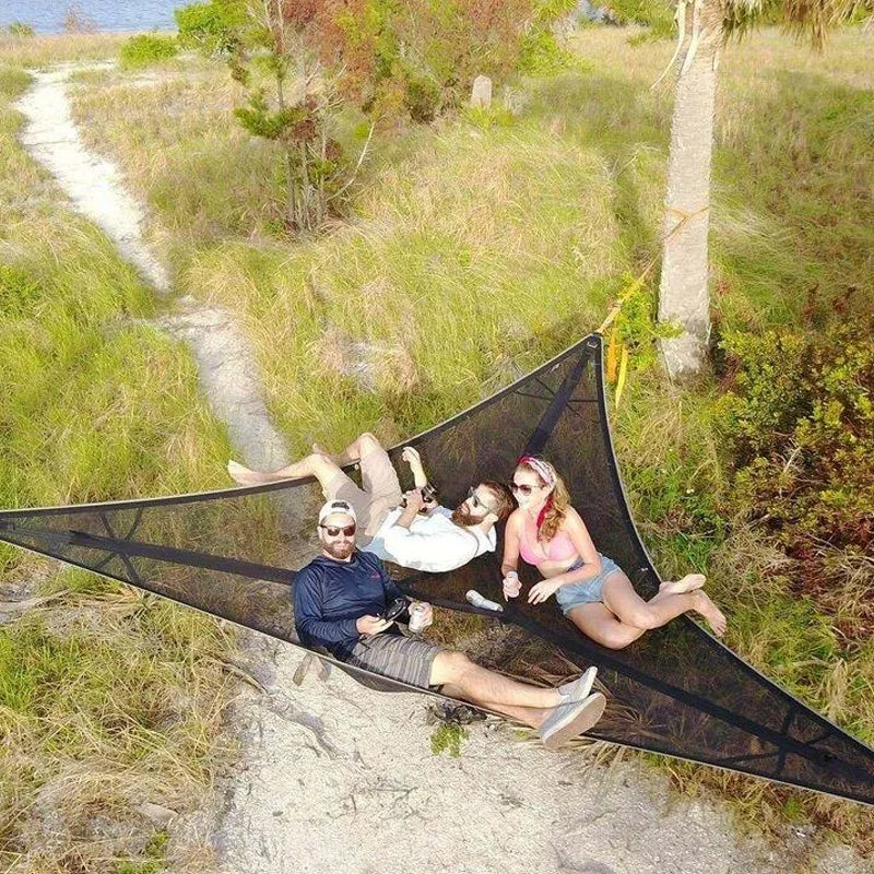 "Großzügige grüne Mehrpersonen-Hängematte im Wald für Camping & Familienabenteuer, perfekt für Naturerlebnisse."
