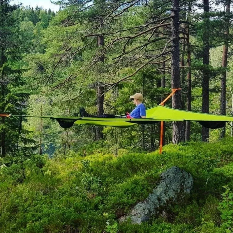 "Großzügige grüne Mehrpersonen-Hängematte im Wald für Camping & Familienabenteuer, perfekt für Naturerlebnisse."