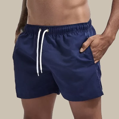 Grüne Herren Schwimmshorts, schnelltrocknend, elastischer Bund mit Kordelzug und Taschen, komfortabel für Strand und Pool.