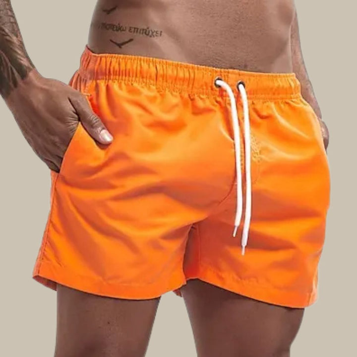 Grüne Herren Schwimmshorts, schnelltrocknend, elastischer Bund mit Kordelzug und Taschen, komfortabel für Strand und Pool.