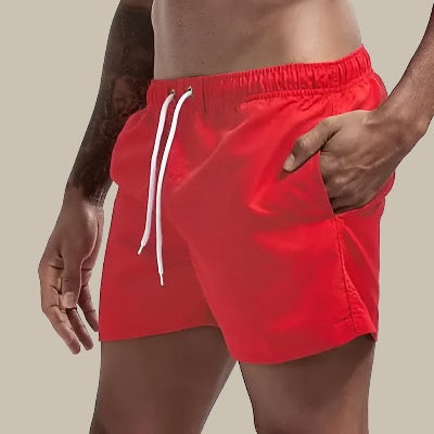 Grüne Herren Schwimmshorts, schnelltrocknend, elastischer Bund mit Kordelzug und Taschen, komfortabel für Strand und Pool.