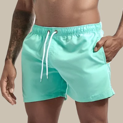 Grüne Herren Schwimmshorts, schnelltrocknend, elastischer Bund mit Kordelzug und Taschen, komfortabel für Strand und Pool.