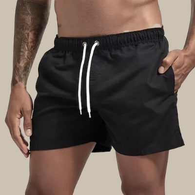 Grüne Herren Schwimmshorts, schnelltrocknend, elastischer Bund mit Kordelzug und Taschen, komfortabel für Strand und Pool.