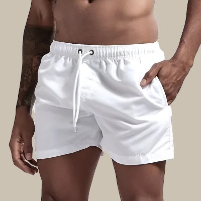 Grüne Herren Schwimmshorts, schnelltrocknend, elastischer Bund mit Kordelzug und Taschen, komfortabel für Strand und Pool.
