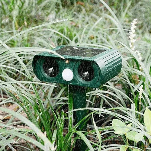 "Grüner solarbetriebener Tiervertreiber mit Ultraschall und Infrarotsensor, robustes Design für Gartenanwendung."