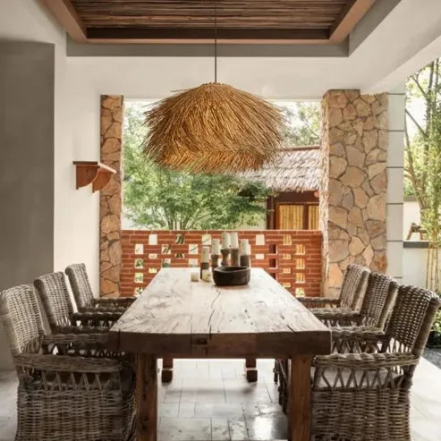 "Handgefertigte Rattan-Pendelleuchte im Vintage-Stil, mit schwarzem Eisen-Baldachin, für Wohnzimmer oder Esstisch."