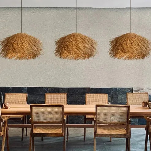 "Handgefertigte Rattan-Pendelleuchte im Vintage-Stil, mit schwarzem Eisen-Baldachin, für Wohnzimmer oder Esstisch."