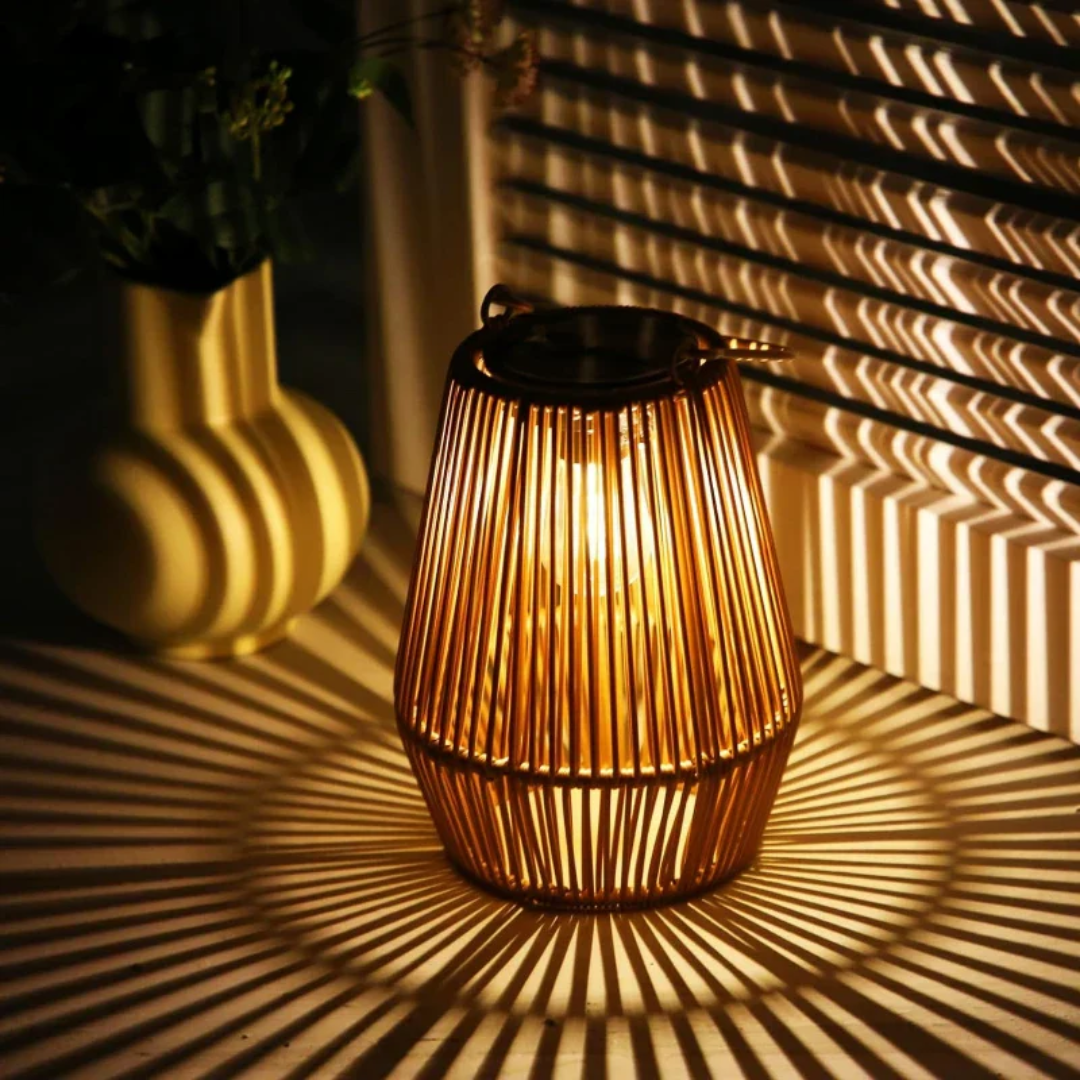 "Handgefertigte Solar-Gartenlaterne aus Rattan, LED, wasserdicht, ideal für Terrasse & Balkon, stilvolles Design."