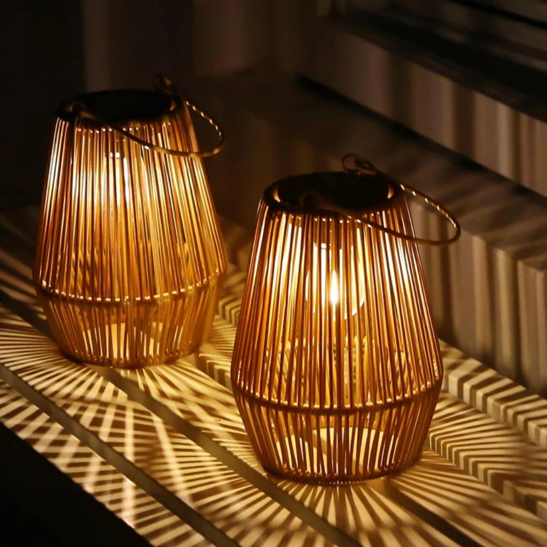 "Handgefertigte Solar-Gartenlaterne aus Rattan, LED, wasserdicht, ideal für Terrasse & Balkon, stilvolles Design."