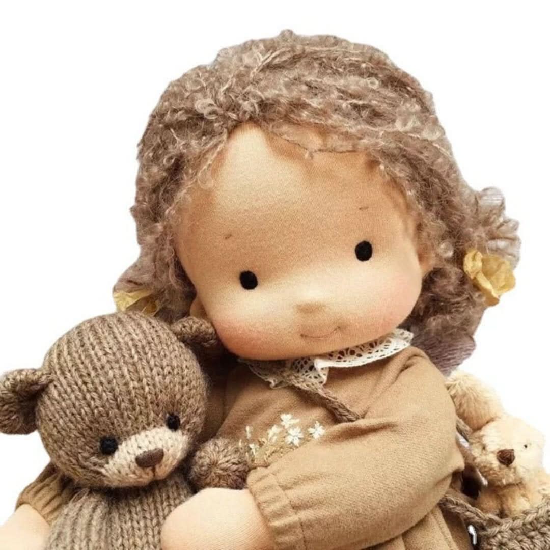 "Handgefertigte Waldorf-Puppe, 30 cm, aus Naturmaterialien mit braunem Kleid, ideal für fantasievolles Kinderspiel."