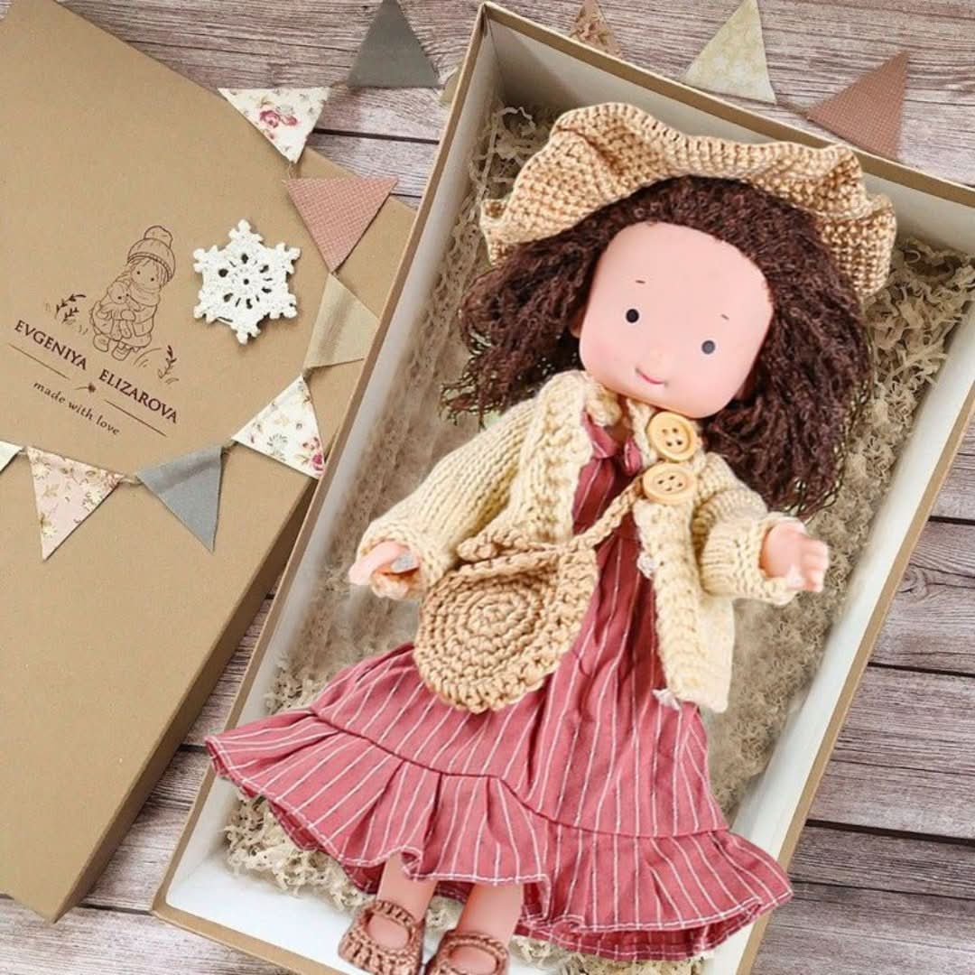"Handgefertigte Waldorf-Puppe, 30 cm, aus Naturmaterialien mit braunem Kleid, ideal für fantasievolles Kinderspiel."
